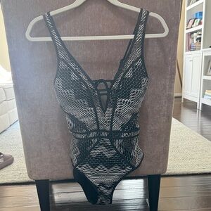 NWOT Becca Black and White Lace-Pattern One-Piece Swimsuit Size Small Light